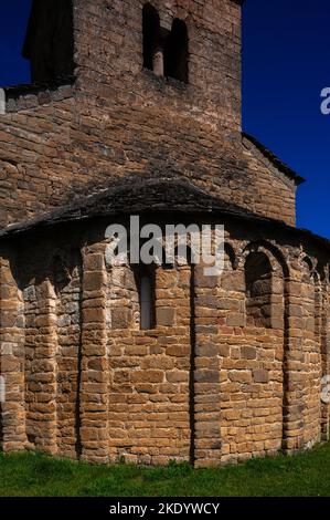 Nomadische norditalienische Maurer und Handwerker aus der Lombardei waren vermutlich um 1020 bis 1030 n. Chr. für den Bau der strengen frühromanischen Wallfahrtskirche Iglesia de San Caprasio im Pyrenäendorf Santa Cruz de la Serós in Huesca, Aragon, Spanien, verantwortlich. Stockfoto