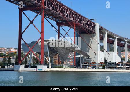 25. April Hängebrücke über den Tejo, Lissabon, Portugal Stockfoto