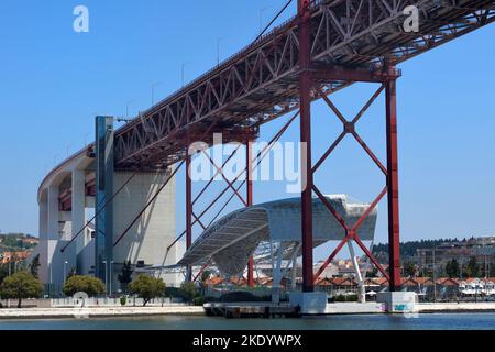 25. April Hängebrücke über den Tejo, Lissabon, Portugal Stockfoto