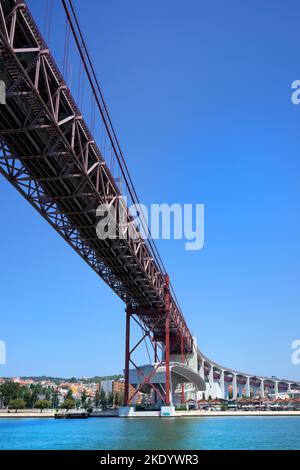25. April Hängebrücke über den Tejo von Under, Lissabon, Portugal Stockfoto
