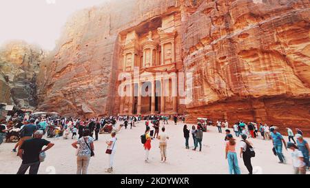 Petra, Jordanien - 7.. oktober 2022 : Al Khazneh - die Schatzkammer, alte Stadt Petra, Jordanien. Petra's Schatz erbaut 1. Jahrhundert v. Chr. durch die Nabatäer k Stockfoto