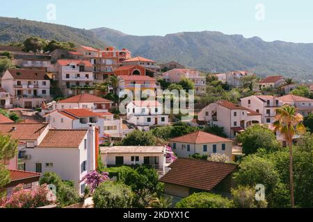 Jelsa, Insel Hvar in Kroatien. Die malerische Sommer-Tagesansicht der Stadt Jelsa. Stockfoto