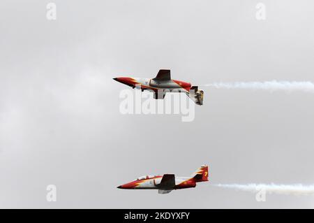 Spanisches Luftstreitteam Patrulla Aguila. Der Flug besteht aus 7 FLUGZEUGEN DES TYPS CASA C-101 Aviojet. Stockfoto