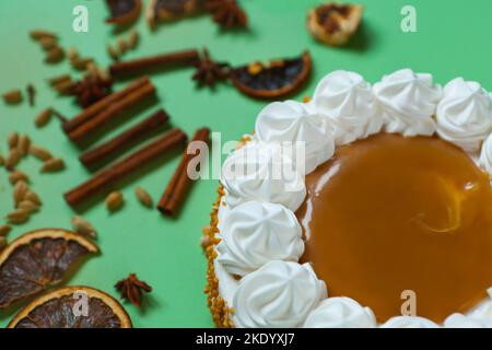 Karamellkuchen mit Nüssen und Karamellsoße glasiert. Schlagsahne mit Zimt. Abgerundete Torte oder Torte Stockfoto