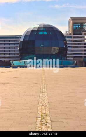 Eine vertikale Aufnahme der schönen Außenansicht des Aqua Lublin Wasserpark-Gebäudes in Lublin, Polen Stockfoto