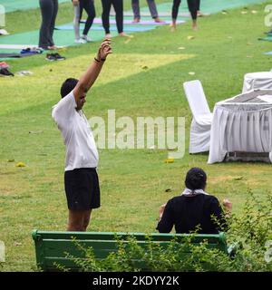 Delhi, Indien, Juni 18 2022 - inspirierter junger Mann, der Yoga-Asanas im Lodhi Garden Park, Neu-Delhi, Indien, macht. Junge Bürger trainieren draußen und Stockfoto