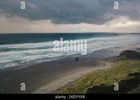 Oregon Coast Strand mit Sturmwolken Stockfoto