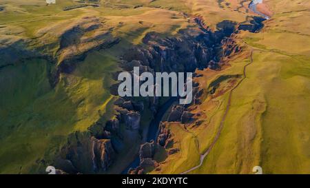Eine Luftaufnahme des Fjadrargljuphur Canyon in Island Stockfoto