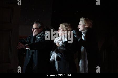 l-r: Mark Strong (Donald Dodd), Hope Davis (Ingrid Dodd), Elizabeth Debicki (Mona Sanders) in DER ROTEN SCHEUNE von David Hare im Lyttelton Theatre, National Theatre (NT), London SE1 17/10/2016 nach dem Roman 'La Main' von Georges Simenon Design: Bunny Christie Beleuchtung: Paule Constable Regie: Robert Icke Stockfoto