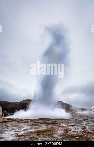 Eine schöne Aufnahme des Strokkur-Geysirs in der Geysir-Geothermie, Island Stockfoto