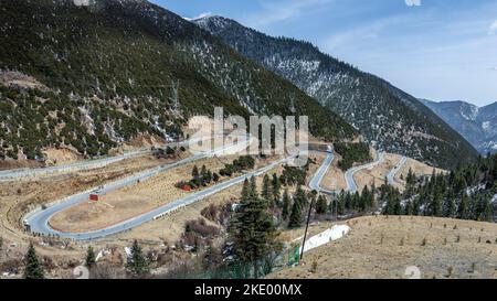 Die berühmten achtzehn Kurven auf dem nationalen Highway 318 in Yaan, Sichuan, China Stockfoto