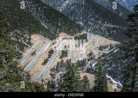 Die berühmten achtzehn Kurven auf dem nationalen Highway 318 in Yaan, Sichuan, China Stockfoto