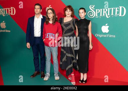 NEW YORK, NEW YORK - 07. NOVEMBER: Panio Gianopoulos, Roman Stylianos Gianopoulos, Molly Ringwald und Adele Georgiana Gianopoulos besuchen Apple Original Stockfoto