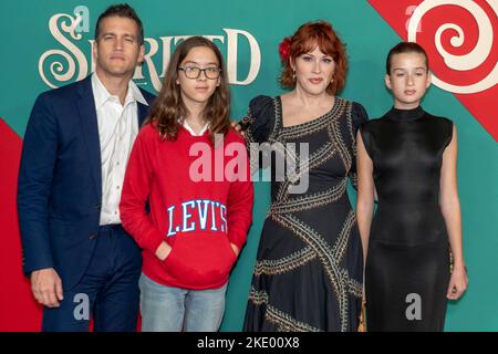 NEW YORK, NEW YORK - 07. NOVEMBER: Panio Gianopoulos, Roman Stylianos Gianopoulos, Molly Ringwald und Adele Georgiana Gianopoulos besuchen Apple Original Stockfoto