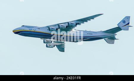 Das größte Transportflugzeug der Welt, die ukrainische Antonov an-225 Mriya, wurde während der Parade zum ukrainischen Unabhängigkeitstag in Kiew gesehen Stockfoto