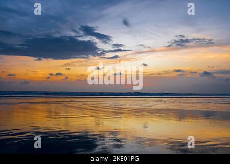 Toller Sonnenuntergang am Strand mit endlosem Horizont. Ruhiges Meer mit Sonnenuntergang Himmel und Sonne durch die Wolken über. Meditation Ozean und Himmel Hintergrund. Ruhig Stockfoto