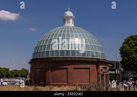 Der Eingang zum Greenwich Walking Tunnel, Sonnentag, London Stockfoto