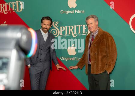 NEW YORK, NEW YORK - 07. NOVEMBER: Ryan Reynolds und will Ferrell nehmen an der „temperamentvollen“ New Yorker Premiere von Apple Original Film in der Alice Tully Hall, Lincol, Teil Stockfoto