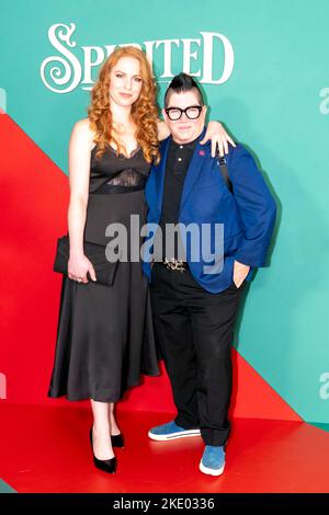 NEW YORK, NEW YORK - 07. NOVEMBER: Lea DeLaria und Dalia Gladstone besuchen die "temperamentvolle" New Yorker Premiere von Apple Original Film in der Alice Tully Hall, Linco Stockfoto