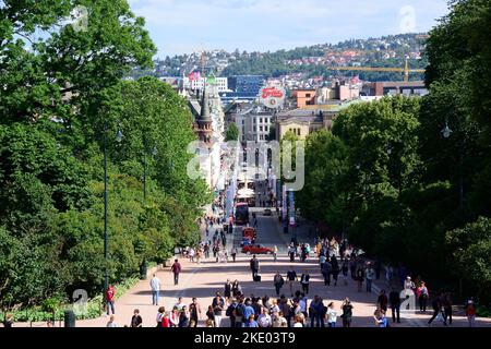 Die Karl Johans Gate Street mit schönen Gebäuden und viel Grün an einem sonnigen Tag in Oslo, Norwegen Stockfoto