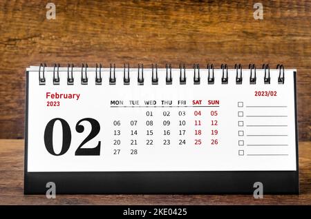 Februar 2023 Monatlicher Tischkalender für 2023 Jahre auf Holzhintergrund. Stockfoto