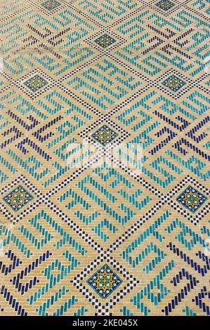 Traditionelle blaue und türkisfarbene Fliesen geometrische Dekoration auf Backsteinmauer der alten Bibi Khanum oder Khanym Moschee in der UNESCO-Liste Samarkand, Usbekistan Stockfoto