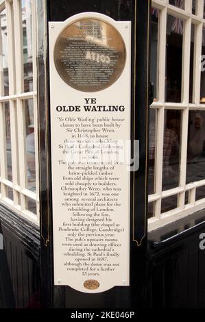 Ye Olde Watling, City of London, London, Großbritannien - vermutlich von Christopher Wren im Jahr 1668 gebaut worden sein, um diese Arbeiter beim Wiederaufbau von St. Paul's Cath zu beherbergen Stockfoto