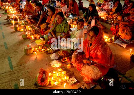 Dhaka. 9.. November 2022. Hinduistische Anhänger sitzen zum Gebet mit brennendem Weihrauch und hellen Öllampen während des Rakher Upobash, einem religiösen Fastenfest, am 8. November 2022 in einem Tempel in Dhaka, Bangladesch. Quelle: Xinhua/Alamy Live News Stockfoto