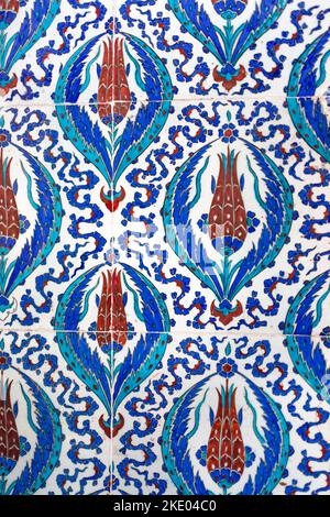 Osmanische Fliesen mit Tulpenmuster an der Wand der Rustem-Pascha-Moschee in İstanbul. Stockfoto