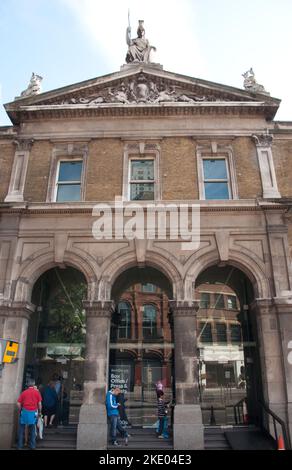 Eingang, Old Billingsgate Fish Market, City of London, London, Großbritannien - der Fischgroßmarkt ist nun an einen neuen Standort weiter vom Zentrum entfernt Stockfoto