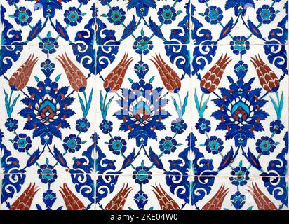 Iznik Lapis Fliesen mit Tulpenmuster an einer Innenwand der Rustem Pasha Moschee in Istanbul, Türkei. Stockfoto