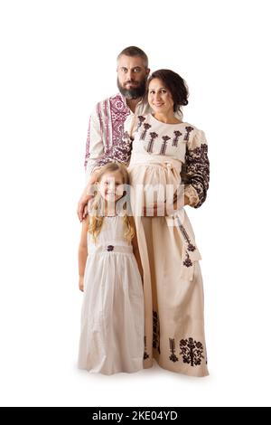 Ukrainische Familie von Schwangeren, Vater und Tochter in traditionellen Volkskleidung isoliert auf weißem Hintergrund Stockfoto