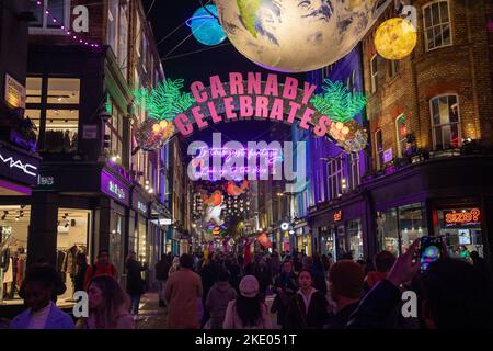 Carnaby Street's Christmas Lights Installation 'Carnaby Celebrates' wird am 8.. November 2022 in Soho, London, eingeschaltet und feiert 25 Jahre Saisonaufstellung. Stockfoto