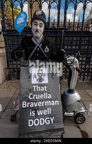 London, Großbritannien. 9. November 2022. Ein Anti-Tory-Protestler demonstriert in Westminster einen Tag nach dem Rücktritt des Parlamentsabgeordneten Gavin Williamson aus seiner Kabinettsstellung. Weitere Bedenken betreffen die Innenministerin Suella Braverman. Kredit: Stephen Chung / Alamy Live Nachrichten Stockfoto