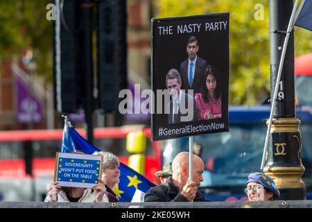 London, Großbritannien. 9. November 2022. Anti-Tory-Demonstranten demonstrieren in Westminster einen Tag nach dem Rücktritt des Parlamentsabgeordneten Gavin Williamson aus seiner Kabinettsposition. Weitere Bedenken betreffen die Innenministerin Suella Braverman. Kredit: Stephen Chung / Alamy Live Nachrichten Stockfoto
