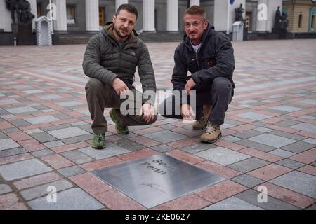 Kiew, Ukraine. 08. Nov, 2022. Krieg in der Ukraine. Präsident Volodymyr SELENSKYJ trifft den US-Schauspieler Sean Penn in Kiew. Treffen von Wolodymyr Zelenskyy und Sean Penn in Kiew, 11/08/2022. Kredit: Das Präsidentenamt der Ukraine via/dpa/Alamy Live Nachrichten Stockfoto