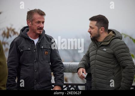 Kiew, Ukraine. 08. Nov, 2022. Krieg in der Ukraine. Präsident Volodymyr SELENSKYJ trifft den US-Schauspieler Sean Penn in Kiew. Treffen von Wolodymyr Zelenskyy und Sean Penn in Kiew, 11/08/2022. Kredit: Das Präsidentenamt der Ukraine via/dpa/Alamy Live Nachrichten Stockfoto