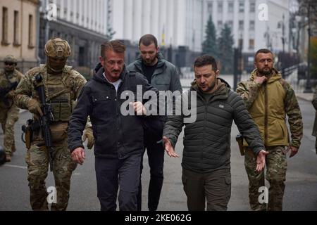 Kiew, Ukraine. 08. Nov, 2022. Krieg in der Ukraine. Präsident Volodymyr SELENSKYJ trifft den US-Schauspieler Sean Penn in Kiew. Treffen von Wolodymyr Zelenskyy und Sean Penn in Kiew, 11/08/2022. Kredit: Das Präsidentenamt der Ukraine via/dpa/Alamy Live Nachrichten Stockfoto