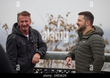 Kiew, Ukraine. 08. Nov, 2022. Krieg in der Ukraine. Präsident Volodymyr SELENSKYJ trifft den US-Schauspieler Sean Penn in Kiew. Treffen von Wolodymyr Zelenskyy und Sean Penn in Kiew, 11/08/2022. Kredit: Das Präsidentenamt der Ukraine via/dpa/Alamy Live Nachrichten Stockfoto