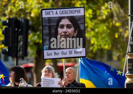 London, Großbritannien. 9. November 2022. Anti-Tory-Demonstranten demonstrieren in Westminster einen Tag nach dem Rücktritt des Parlamentsabgeordneten Gavin Williamson aus seiner Kabinettsposition. Weitere Bedenken betreffen die Innenministerin Suella Braverman. Kredit: Stephen Chung / Alamy Live Nachrichten Stockfoto
