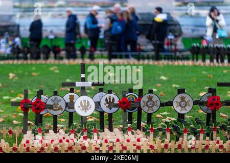 London, Großbritannien. 9. November 2022. Kreuze im Bereich der Erinnerung vor der Westminster Abbey vor dem Gedenktag am 11. November. Kredit: Stephen Chung / Alamy Live Nachrichten Stockfoto