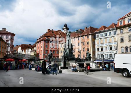 Graz, Österreich - 22. September 2022: Nicht identifizierte Menschen auf dem Hauptplatz mit Erzherzog Johann Brunnen, Markt und verschiedenen Ständen für Getränke und Essen wie Stockfoto