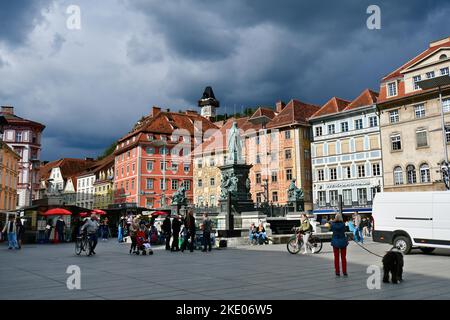 Graz, Österreich - 22. September 2022: Nicht identifizierte Menschen auf dem Hauptplatz mit Erzherzog Johann Brunnen, Markt und verschiedenen Ständen für Getränke und Essen wie Stockfoto