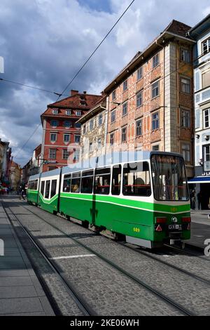 Graz, Österreich - 22. September 2022: Straßenbahn auf dem Hauptplatz mit barocken Stadthäusern in der Hauptstadt der steiermark Stockfoto