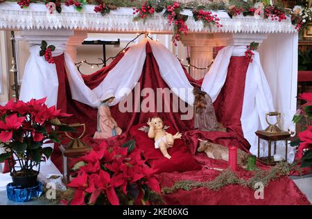 Krippe mit Jesuskind. Elemente der katholischen christlichen Krippe. Dekor in der Kirche. Stockfoto