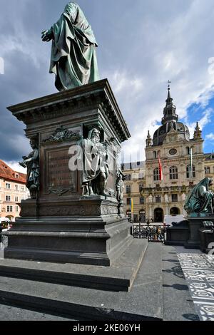 Graz, Österreich - 22. September 2022: Nicht identifizierte Menschen auf dem Hauptplatz mit Erzherzog Johann-Brunnen und Rathaus im Hintergrund Stockfoto