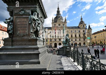 Graz, Österreich - 22. September 2022: Nicht identifizierte Menschen auf dem Hauptplatz mit Erzherzog Johann-Brunnen und Rathaus im Hintergrund Stockfoto