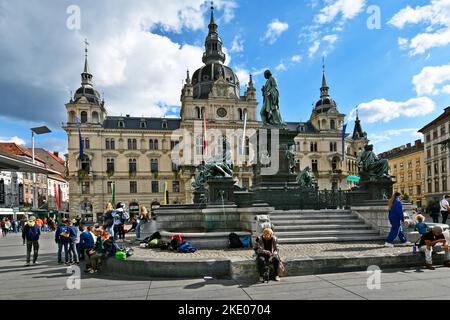 Graz, Österreich - 22. September 2022: Nicht identifizierte Menschen auf dem Hauptplatz mit Erzherzog Johann-Brunnen und Rathaus im Hintergrund Stockfoto