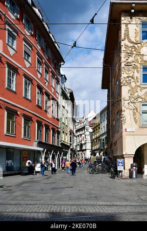 Graz, Österreich - 22. September 2022: Nicht identifizierte Personen auf dem Hauptplatz mit Blick auf die Sporgasse und einen Teil des Luegg-Gebäudes mit Stuckverzierung Stockfoto