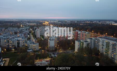 Eine Luftaufnahme eines Stadtpanoramas von Breslau, Polen, während des Sonnenuntergangs, mit Straßenlaternen und Lichtern in Wohnungen bereits eingeschaltet Stockfoto